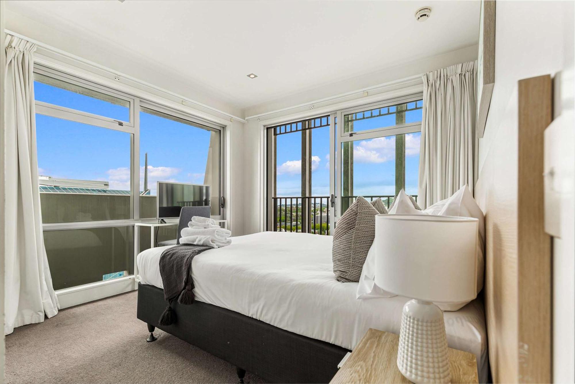 Luxury 2br In Cbd Pool, Gym, Prime Spot *